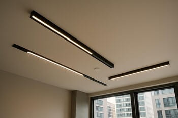 Şəhər mənzilində tavan işıq xətləri ilə vurğulanmış xətt