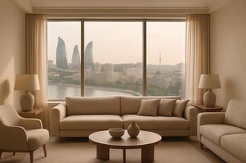 Bakıda yumşaq bej tonlarında müasir şəhər qonaq otağı interyeri