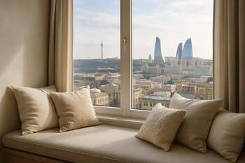 Bakıda yumşaq yastıqlarla pəncərə oturacağı küncü