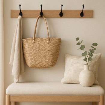 Yumşaq tonlarda giriş oturacağı və asılqan detalı